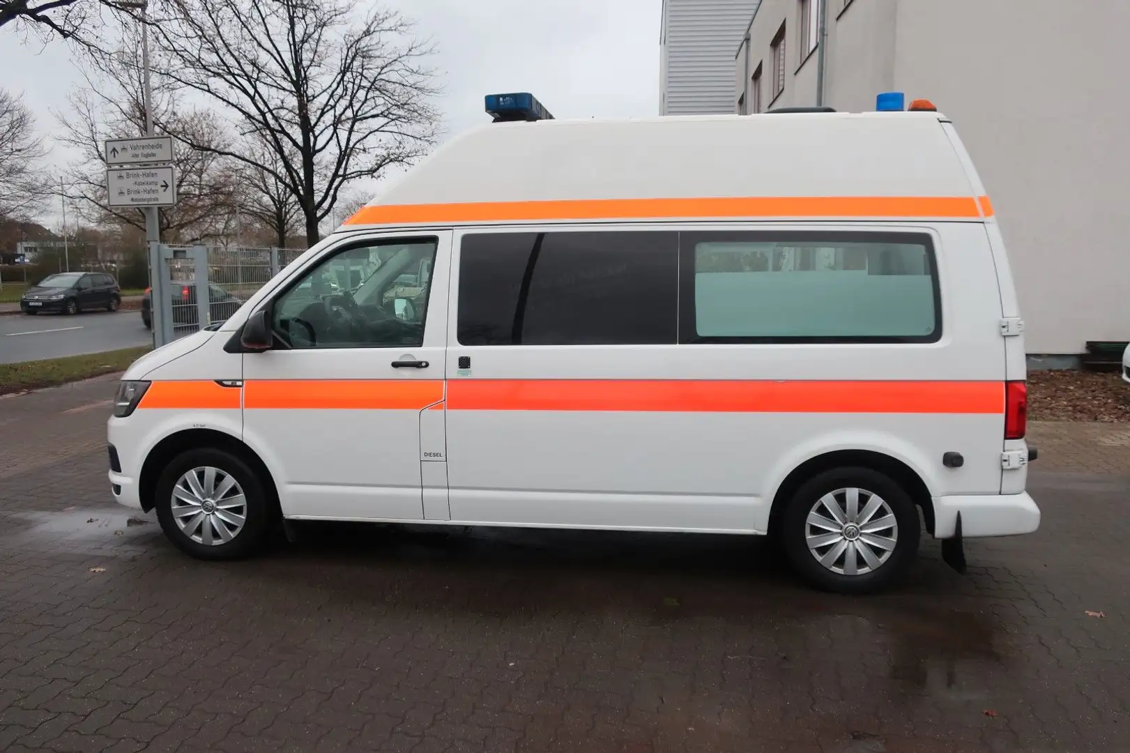 Volkswagen T6 Transporter Hochdach lang/KTW/Klima/Automatik Weiß - 2