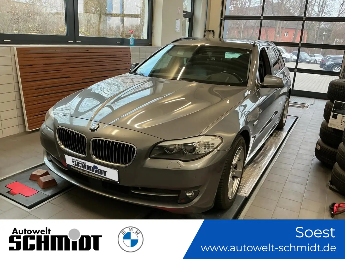 BMW 530 d Touring Blue Performance Aut. Grau - 1
