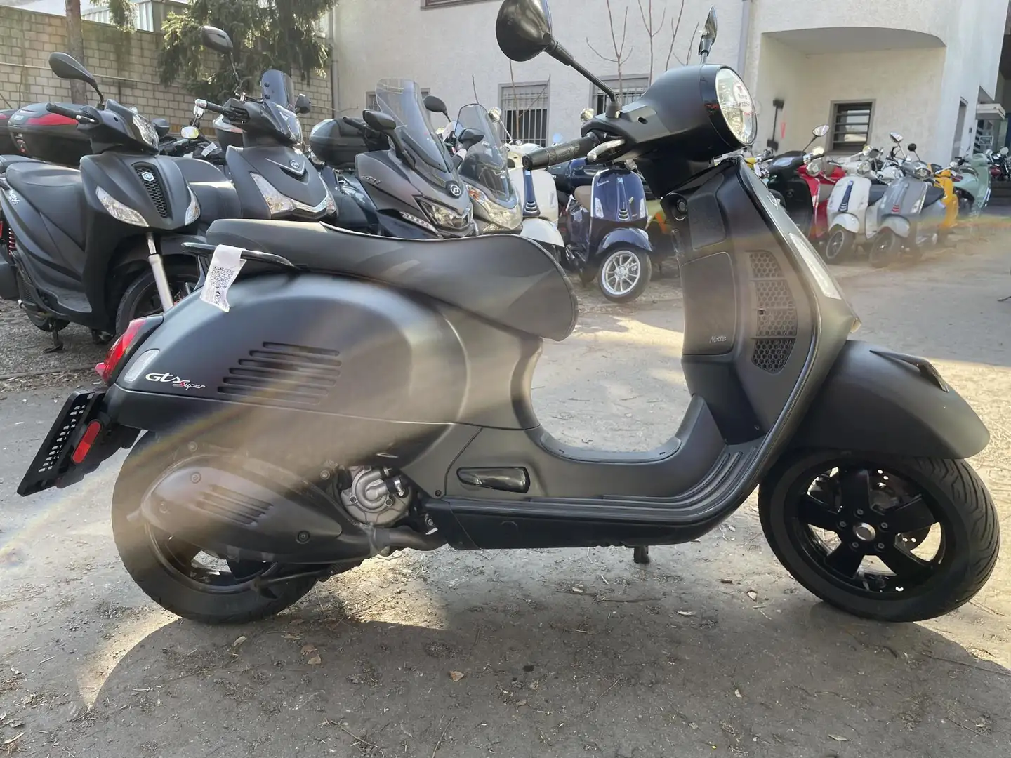 Vespa GTS Super 300 NOTTE ABS ASR limitiert Černá - 2