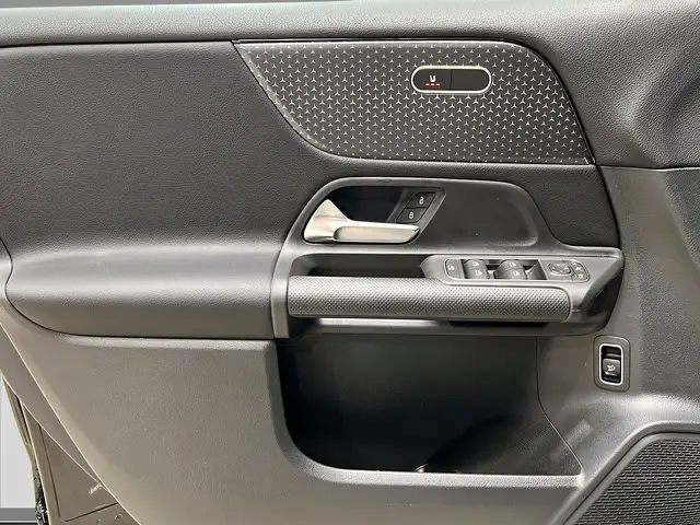 Mercedes-Benz GLB view 13