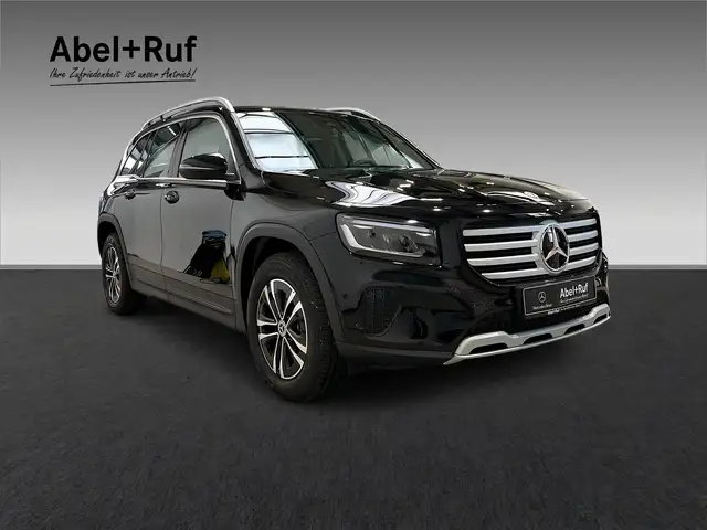 Mercedes-Benz GLB view 3