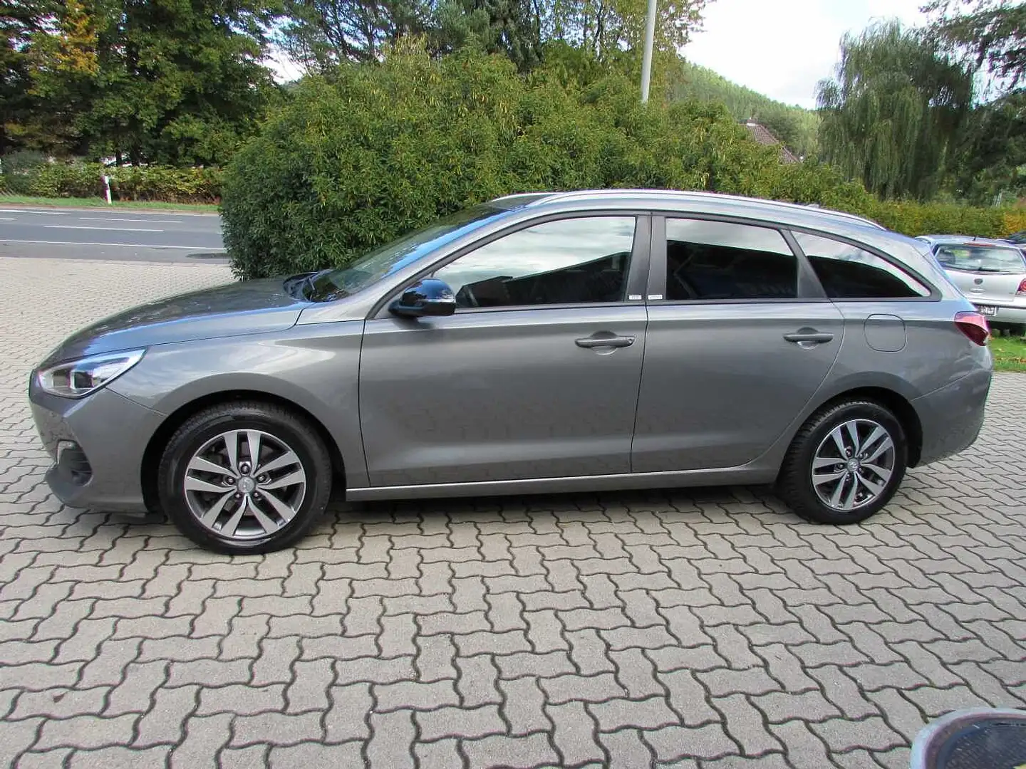 Hyundai i30 Kombi 1.6 CRDI YES! 'Navi/SHZ' Gris - 2