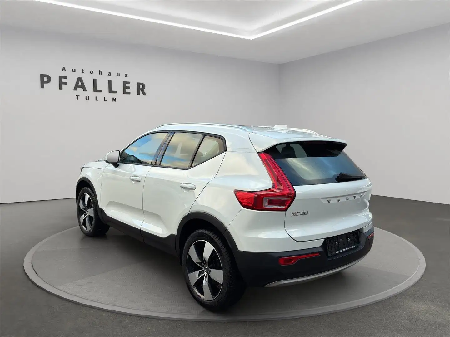 Volvo XC40 T3 Momentum Weiß - 2