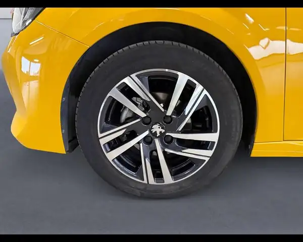 Peugeot 208 view 9