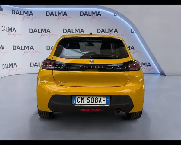 Peugeot 208 view 4