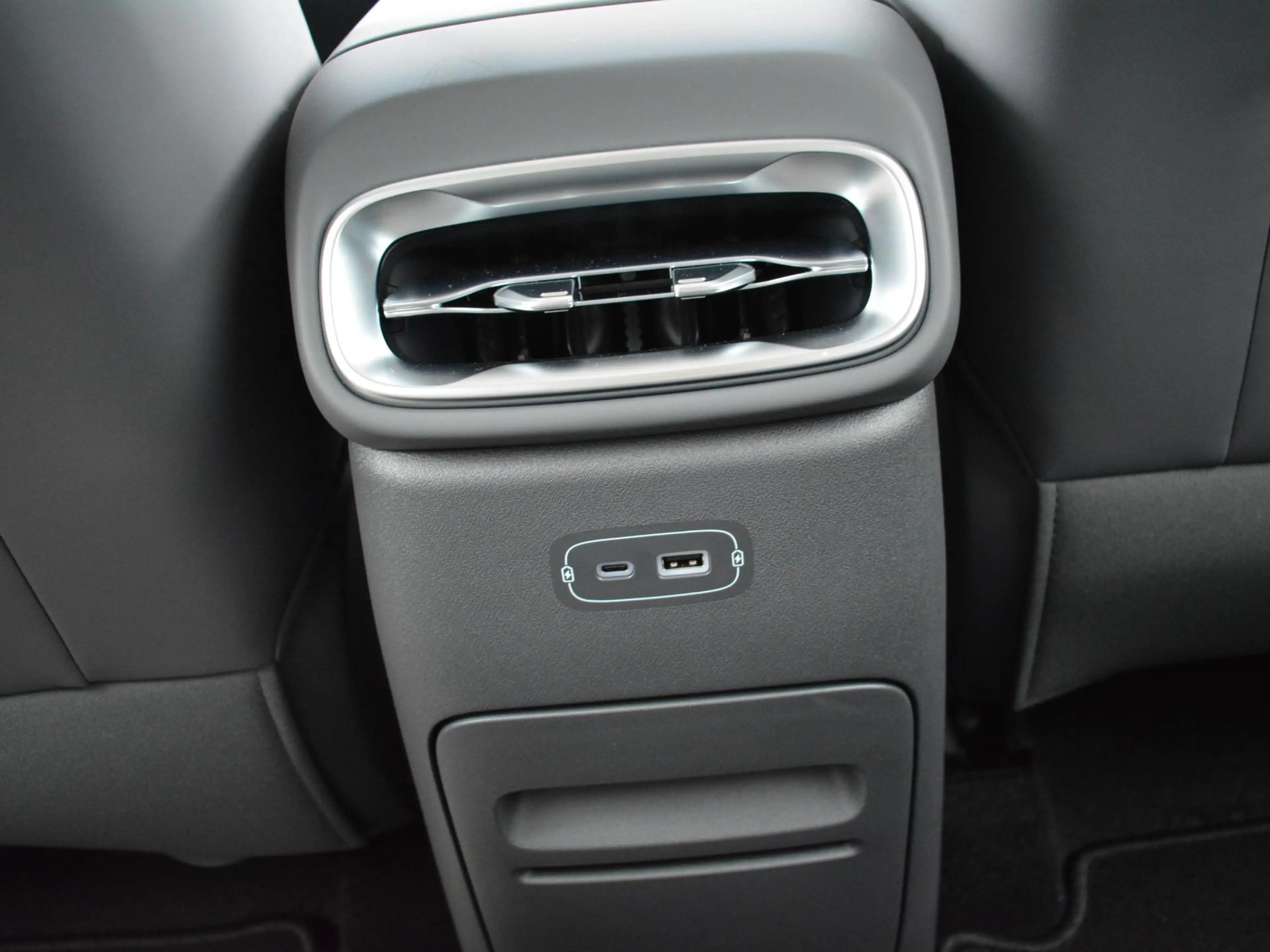 Leapmotor B10 Design Hybrid EV 18.8 kWh | Voorraad | Carplay | P — photo 14
