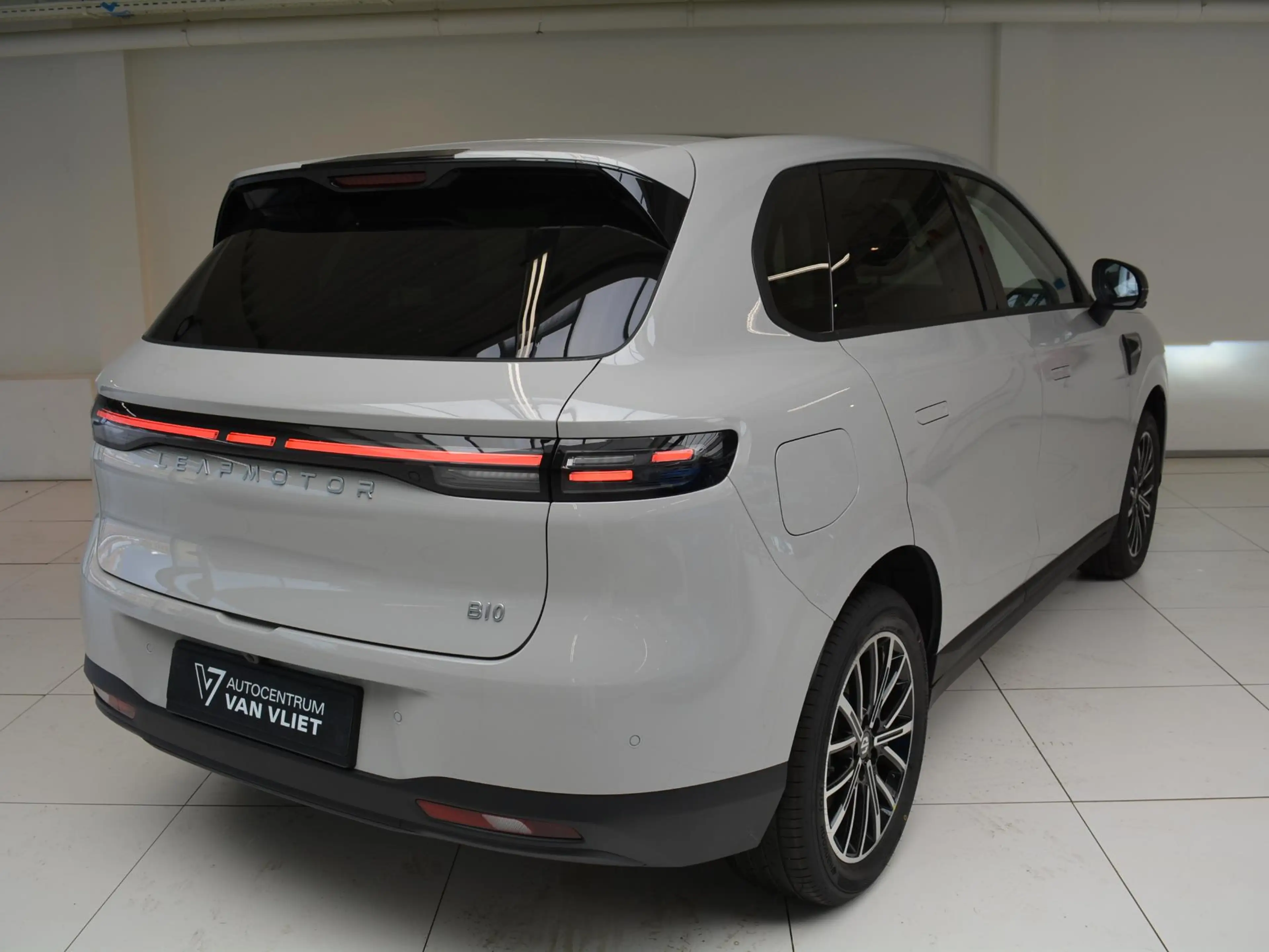 Leapmotor B10 Design Hybrid EV 18.8 kWh | Voorraad | Carplay | P — photo 10