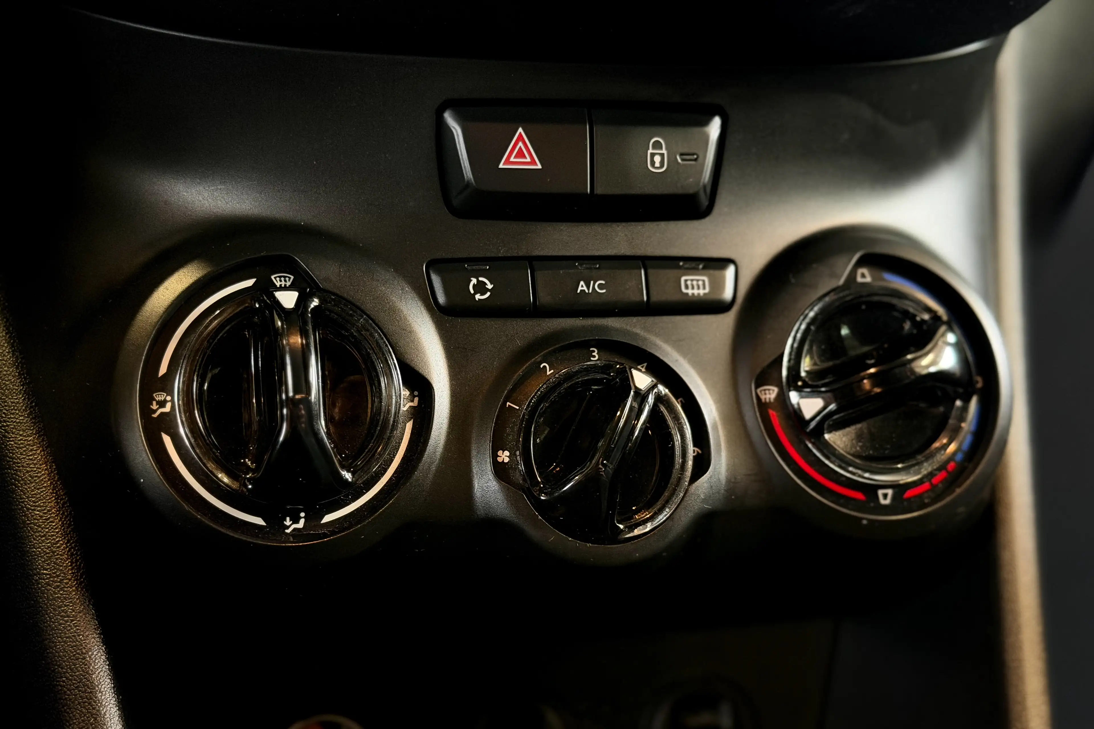 Peugeot 2008 1.4 HDi | Navigation (gps) • Climatisation • Att. remorque | Carnet complet Peugeot | Garantie 1 an — photo 15