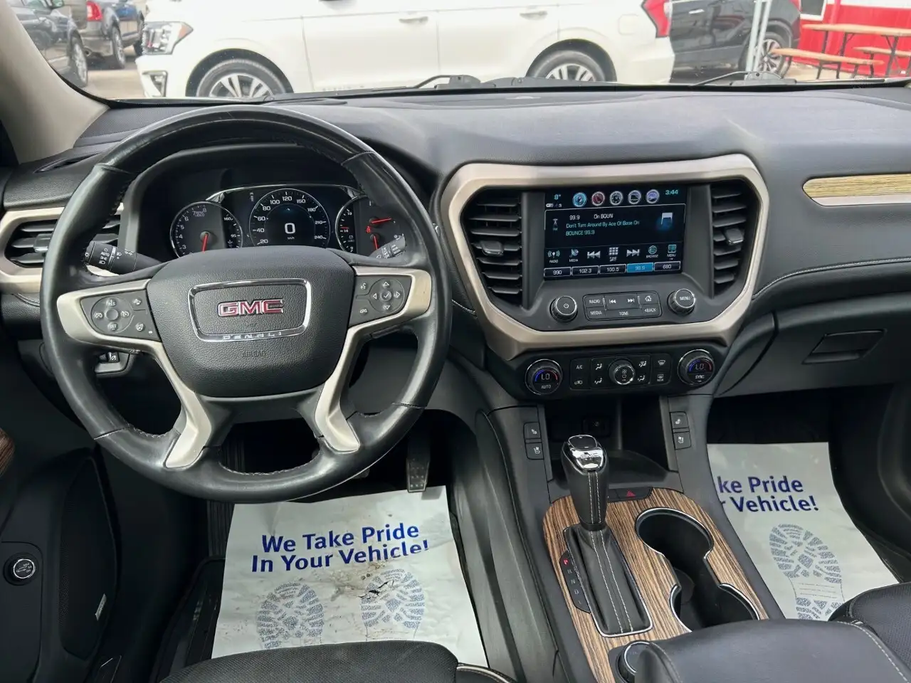 GMC Acadia снимка GMC Acadia