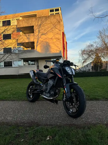 KTM 890 Duke - foto 2