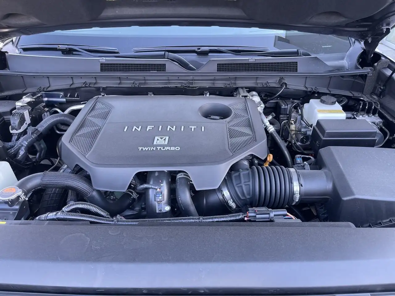 Infiniti QX80 снимка Infiniti QX80