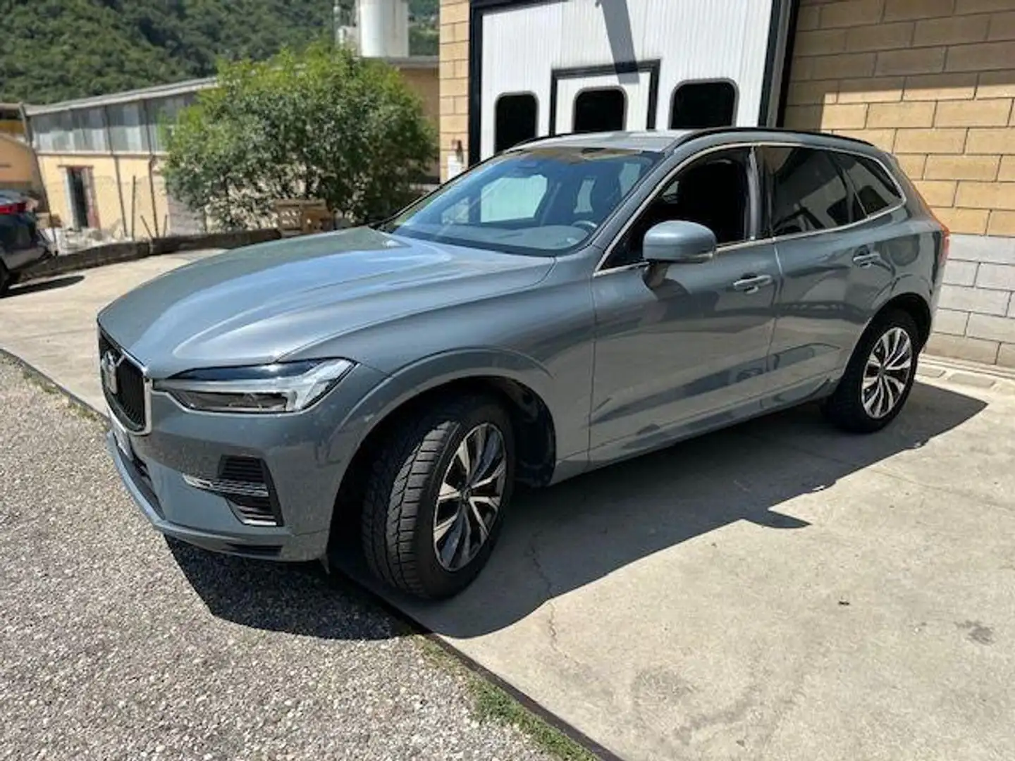 Volvo XC60 2.0 b4 Inscription auto Grigio - 2