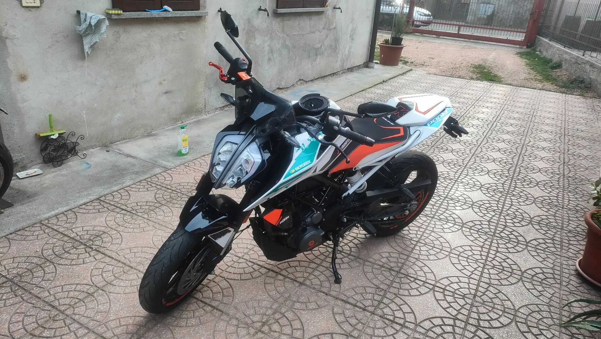 KTM 390 Duke factory Bianco - 1