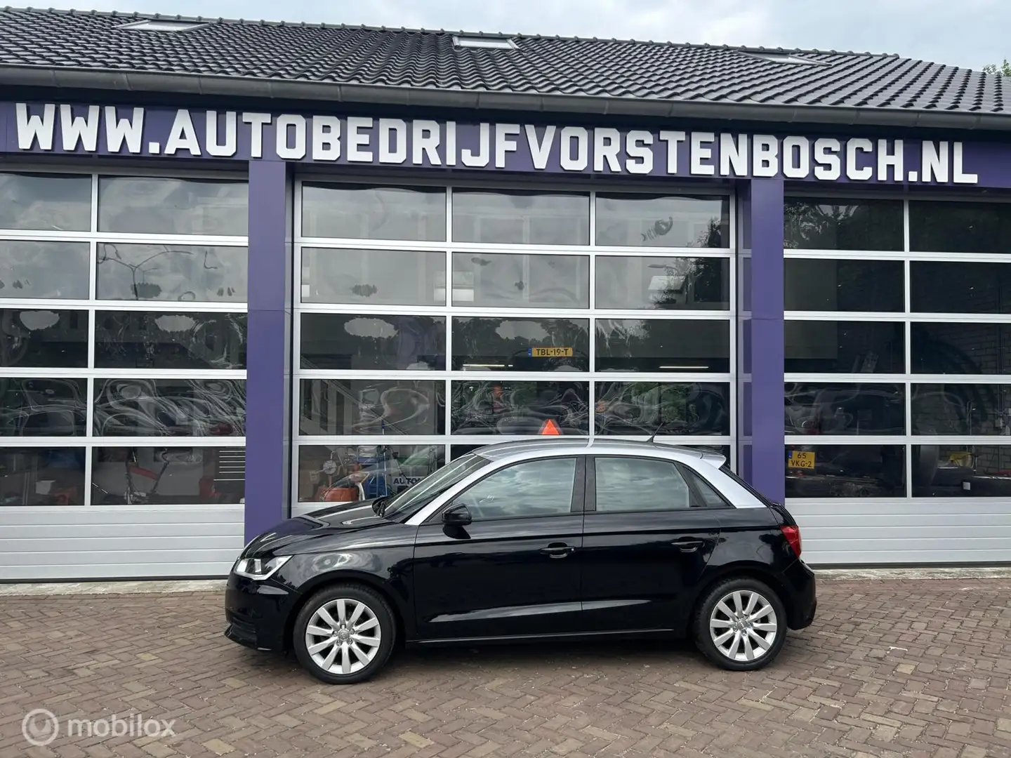 Audi A1 Sportback 1.0 TFSI 5 DRS * AIRCO * NAVI * TWO TONE Zwart - 2