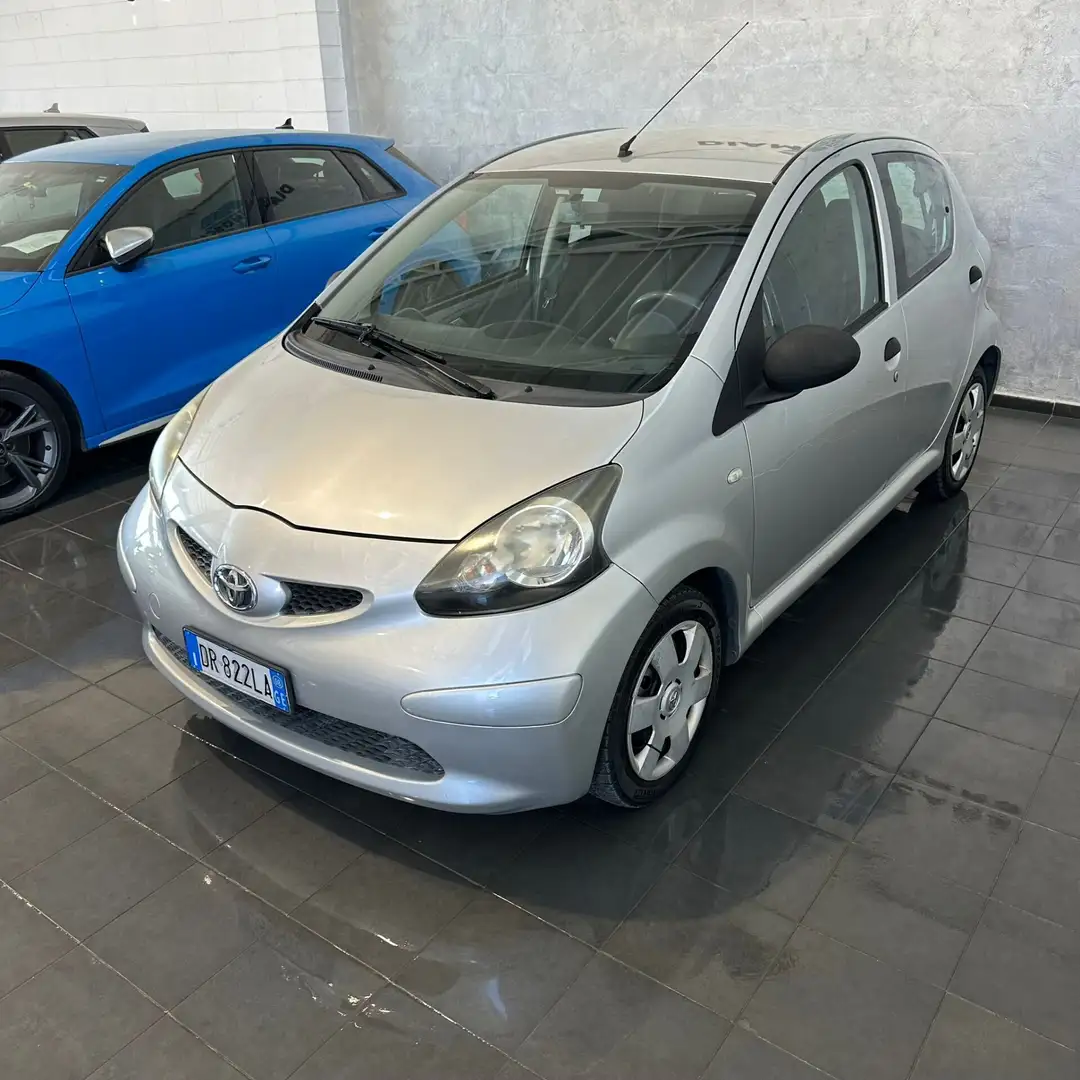Toyota Aygo 1.0 12V VVT-i 5 porte Sol Grigio - 2