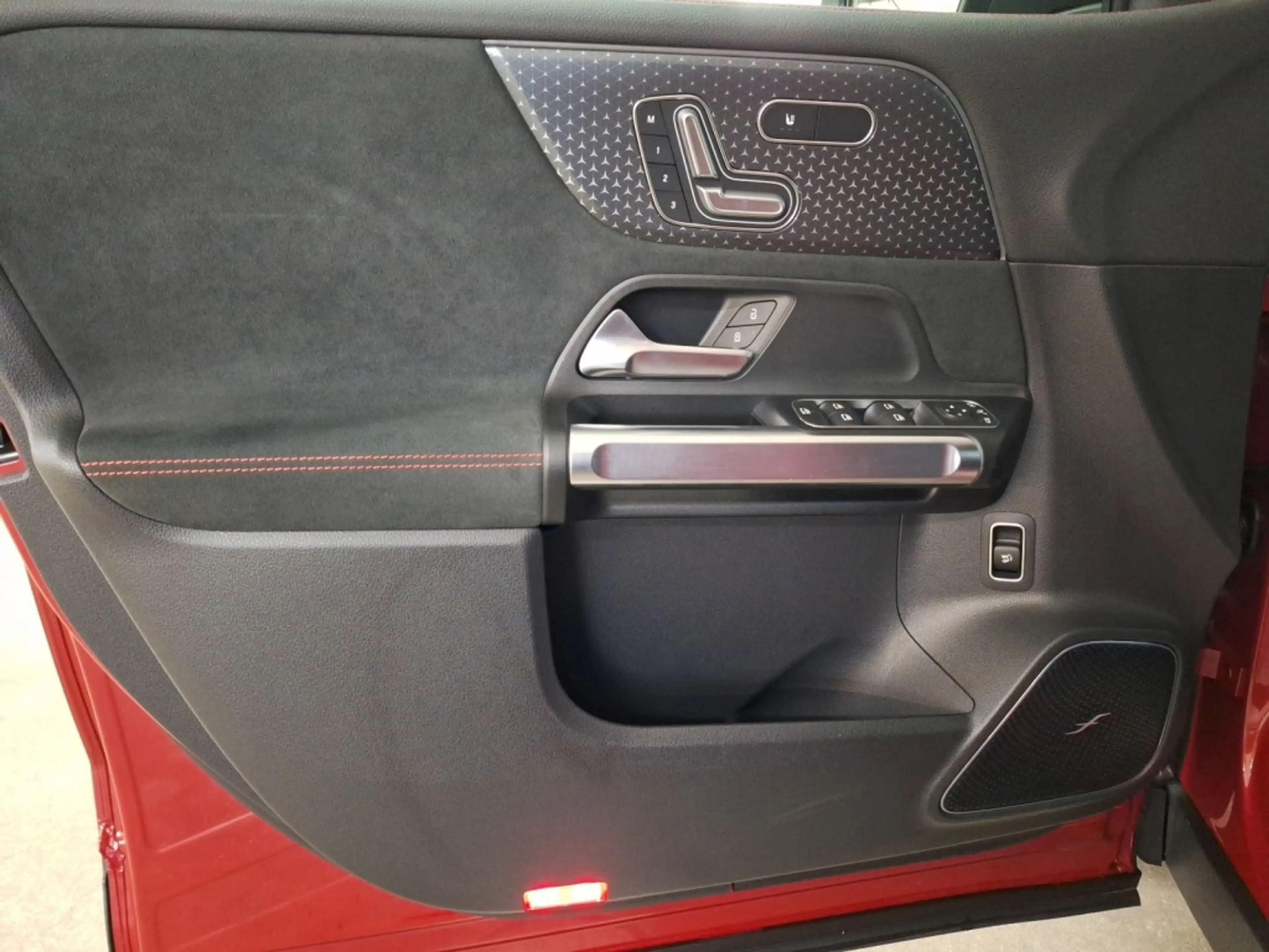 Mercedes-Benz EQB 350 4MATIC AMG Premium Night AHK Pano 360° Navi Premiu — photo 11