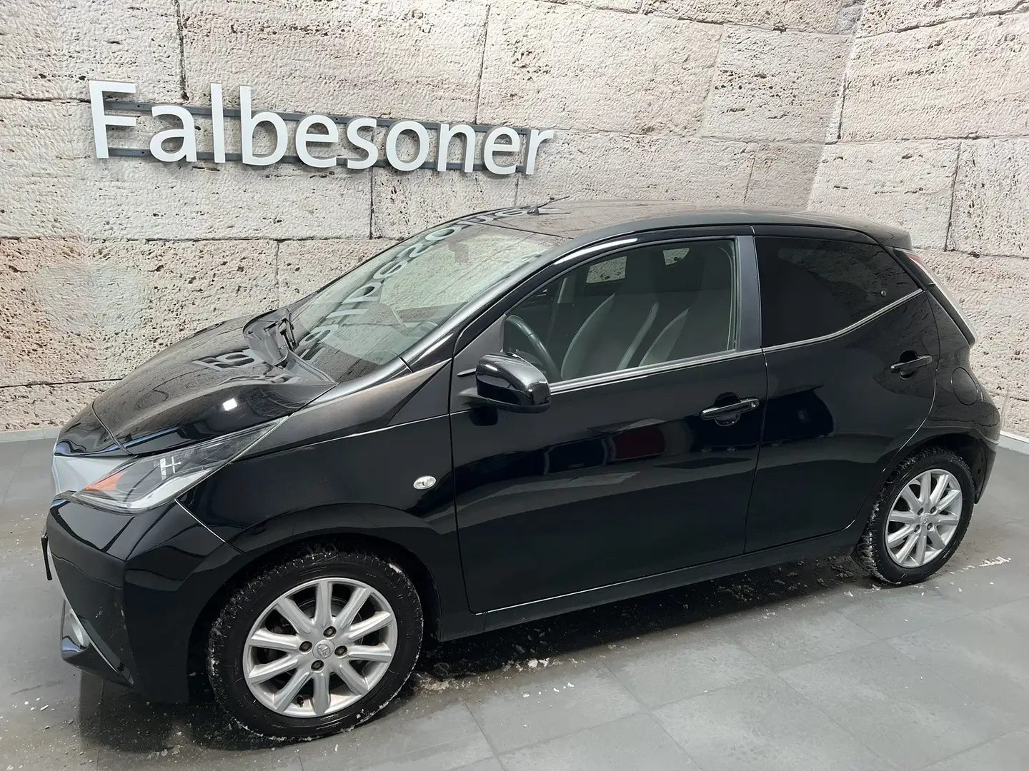 Toyota Aygo X 1,0 VVT-i Edition 45 Schwarz - 2
