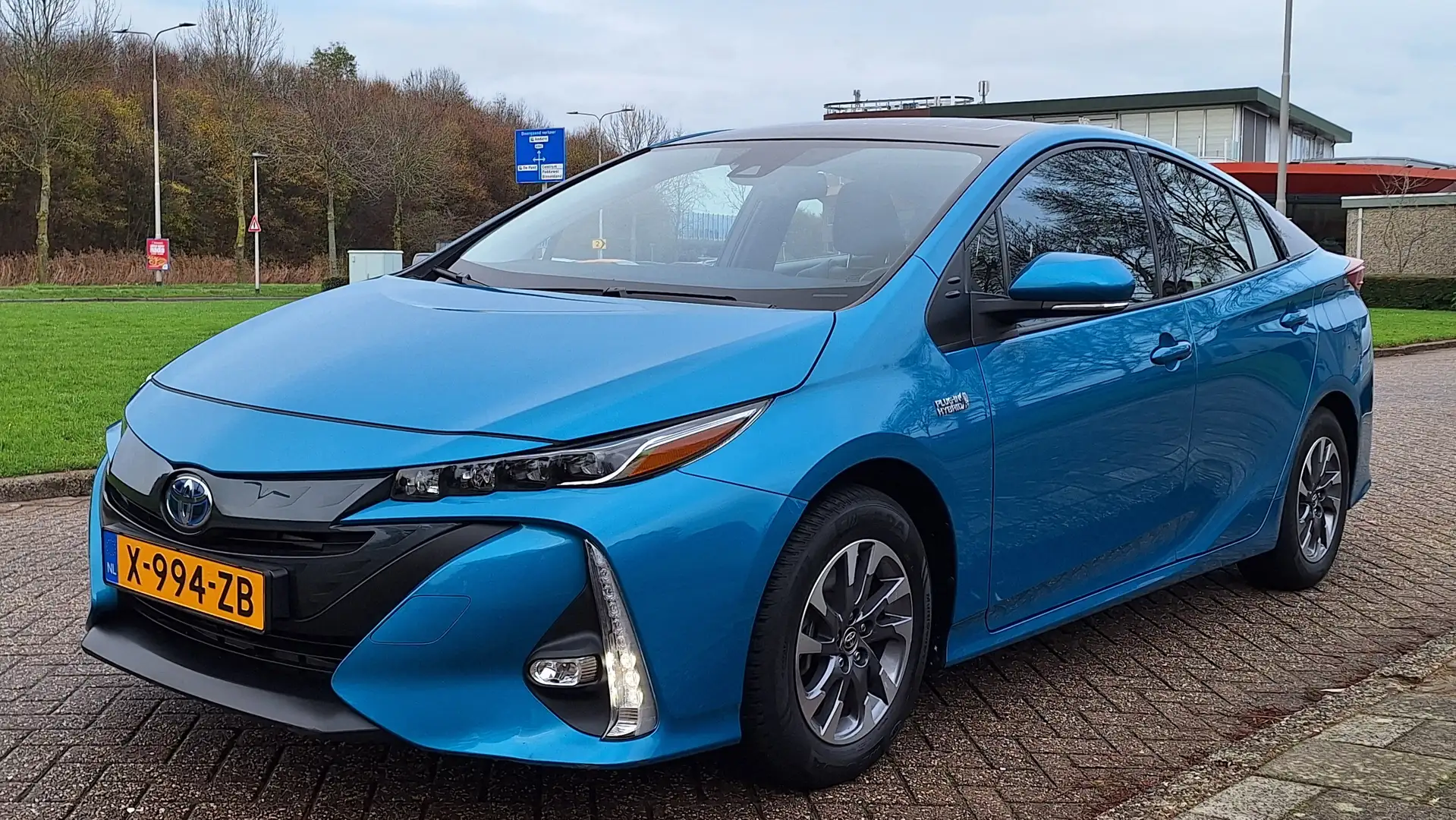 Toyota Prius 1.8 Plug-in Dynamic SOLARDAK / LEER / PHEV Blauw - 2