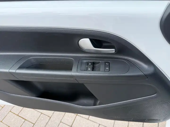 Volkswagen up! move up! 1.0 MPI 48kW 5-Gang 2 Türen *KLIMA* – Foto 11