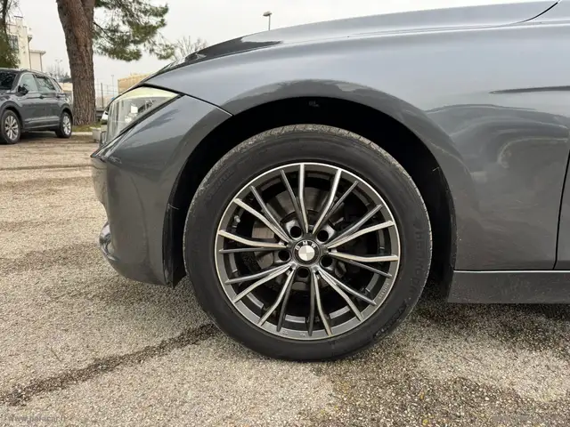BMW 3 Series view 4