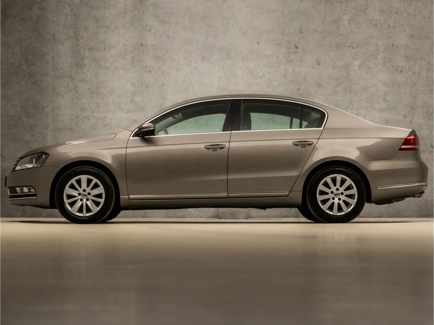 Volkswagen Passat 1.4 TSI Sportline (NAVIGATIE, CLIMATE, PARKEERSENS Bruin - 2