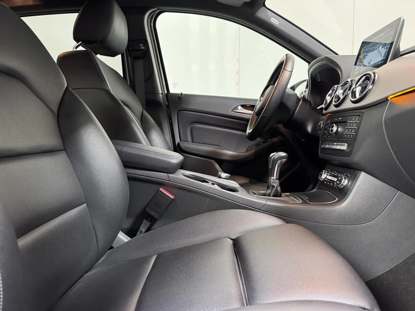 Mercedes-Benz B 160 1.6 Benzine Man. - Airco - GPS - Topstaat! 1Ste... Zwart - 2