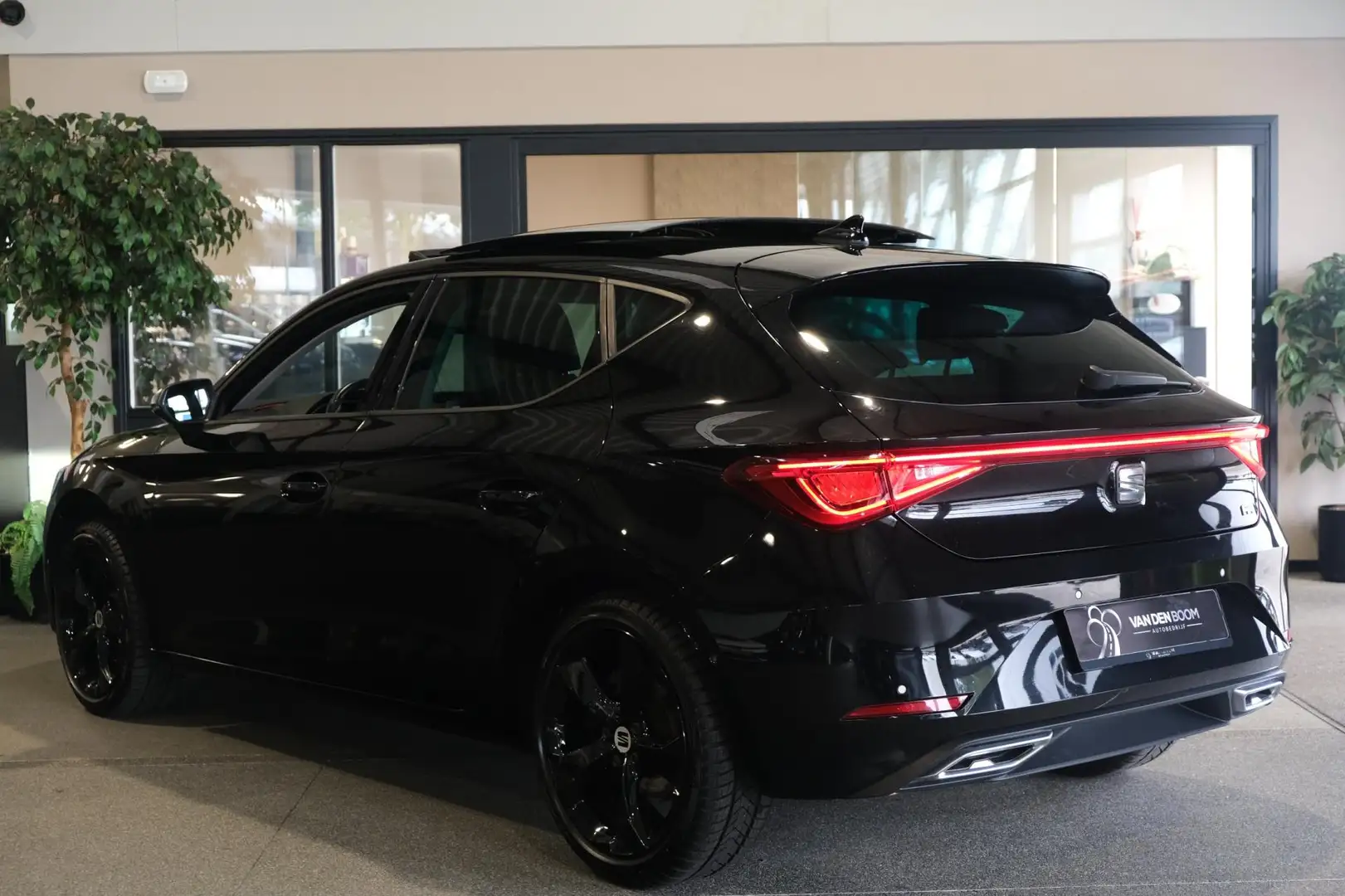 SEAT Leon 1.5 eTSI FR 150pk DSG Pano Navi ACC PDC Noir - 2