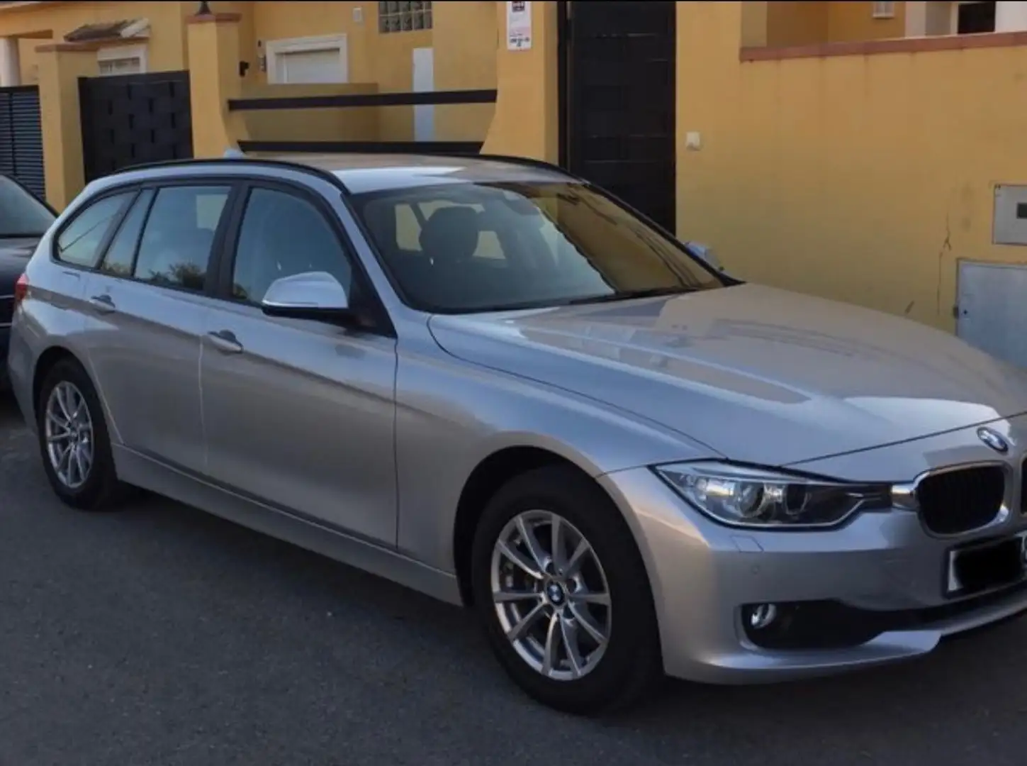 BMW 320 320dA Touring Essential Edition Essential Edition Plateado - 1