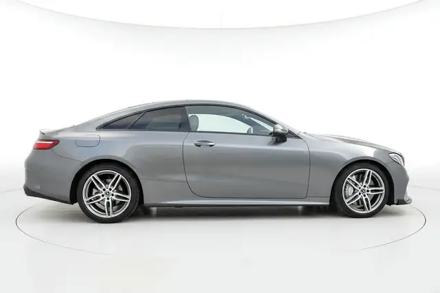 Mercedes-Benz E-Class view 4