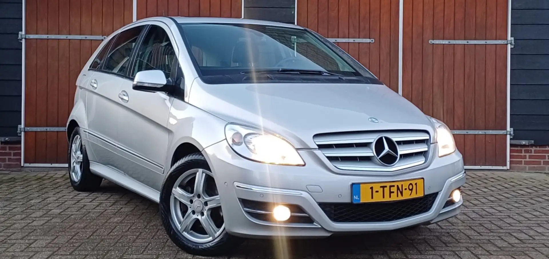 Mercedes-Benz B 200 Trekhaak, Stoelverwarming, Hoge instap Gris - 1