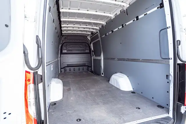 Mercedes-Benz Sprinter view 17