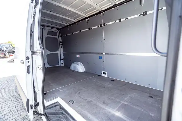 Mercedes-Benz Sprinter view 18