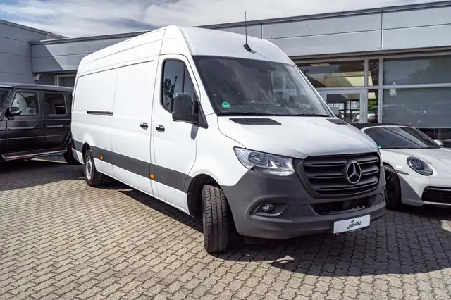 Mercedes-Benz Sprinter view 3