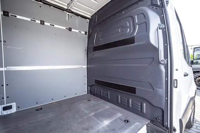 Mercedes-Benz Sprinter view 19
