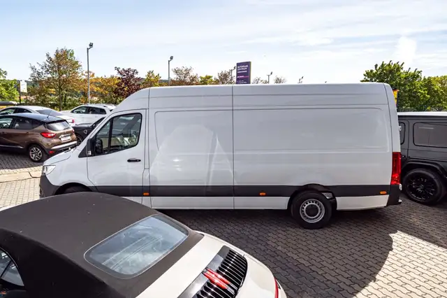 Mercedes-Benz Sprinter view 4