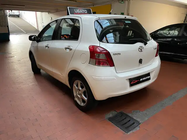 Toyota Yaris view 4