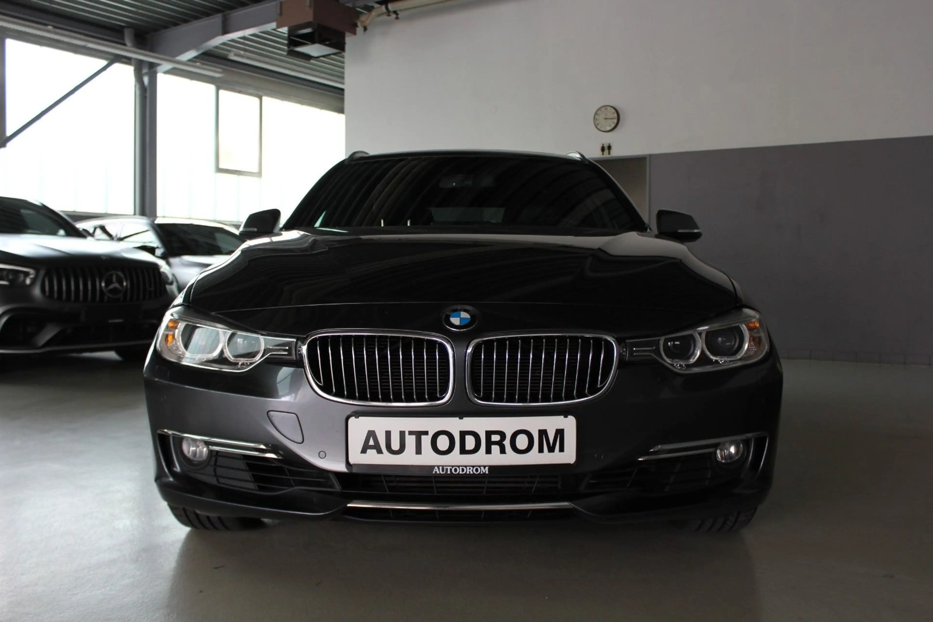 BMW 328 i Touring Luxury/Pano/DAB/Fernlichtassist. — photo 3