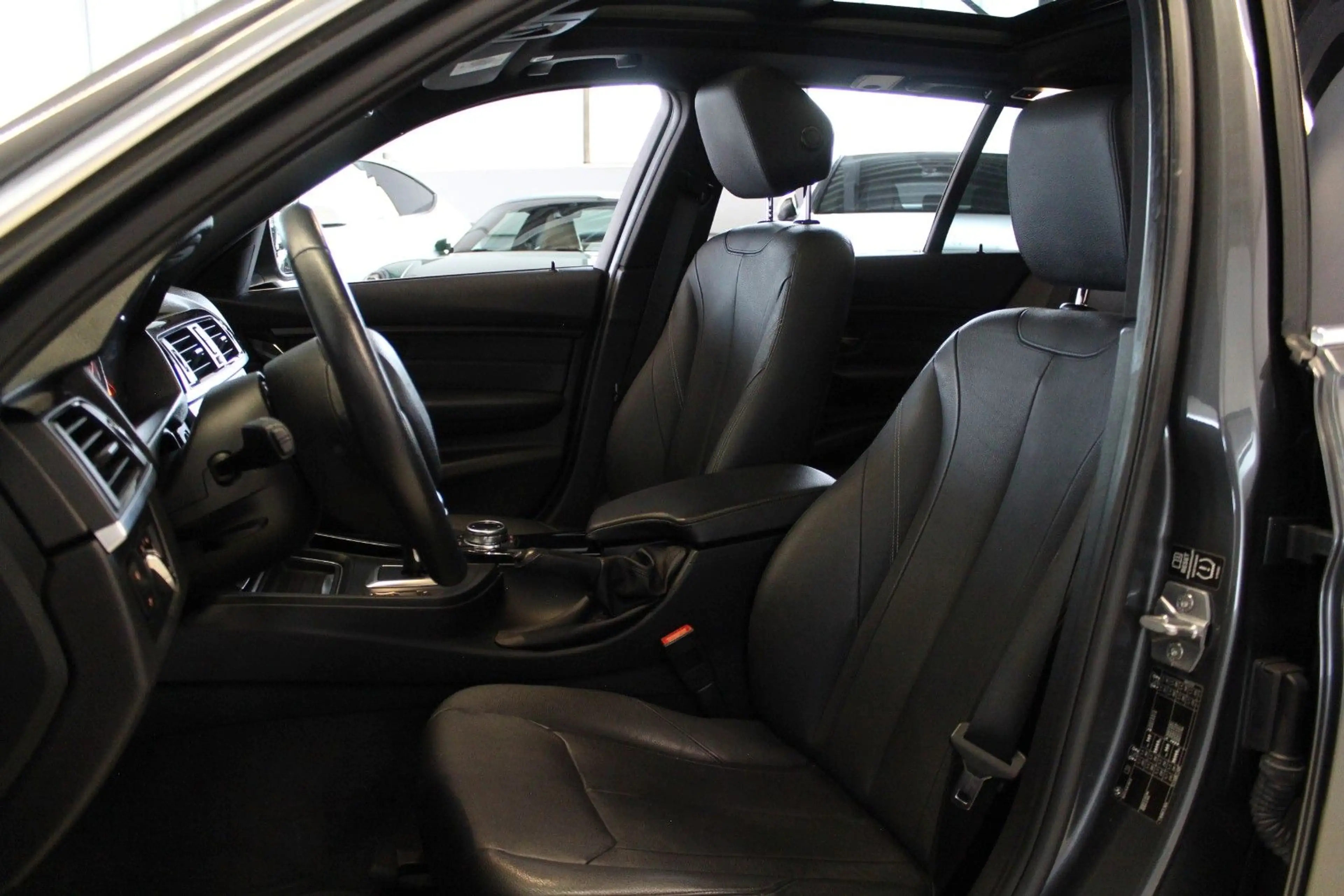 BMW 328 i Touring Luxury/Pano/DAB/Fernlichtassist. — photo 12