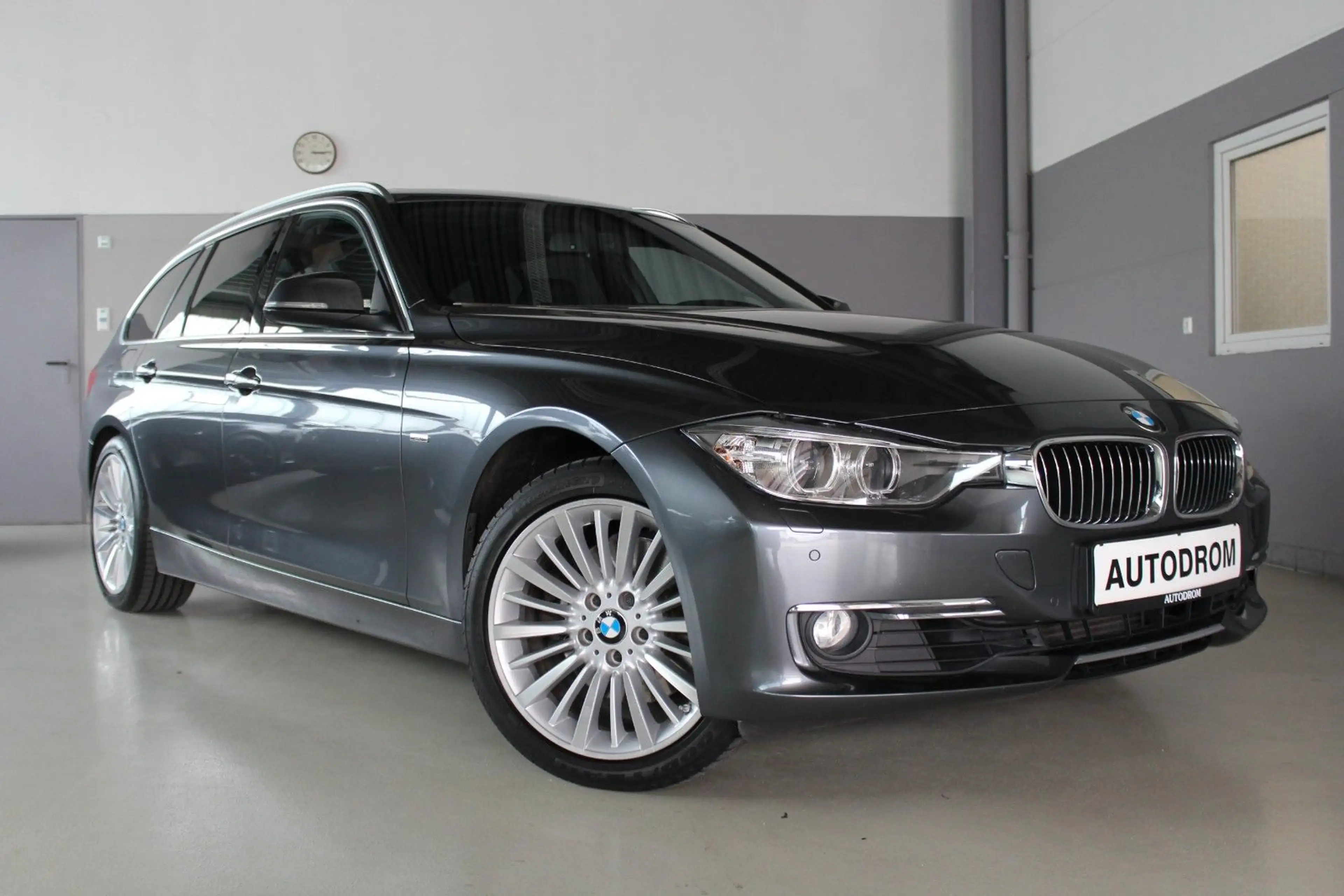BMW 328 i Touring Luxury/Pano/DAB/Fernlichtassist.