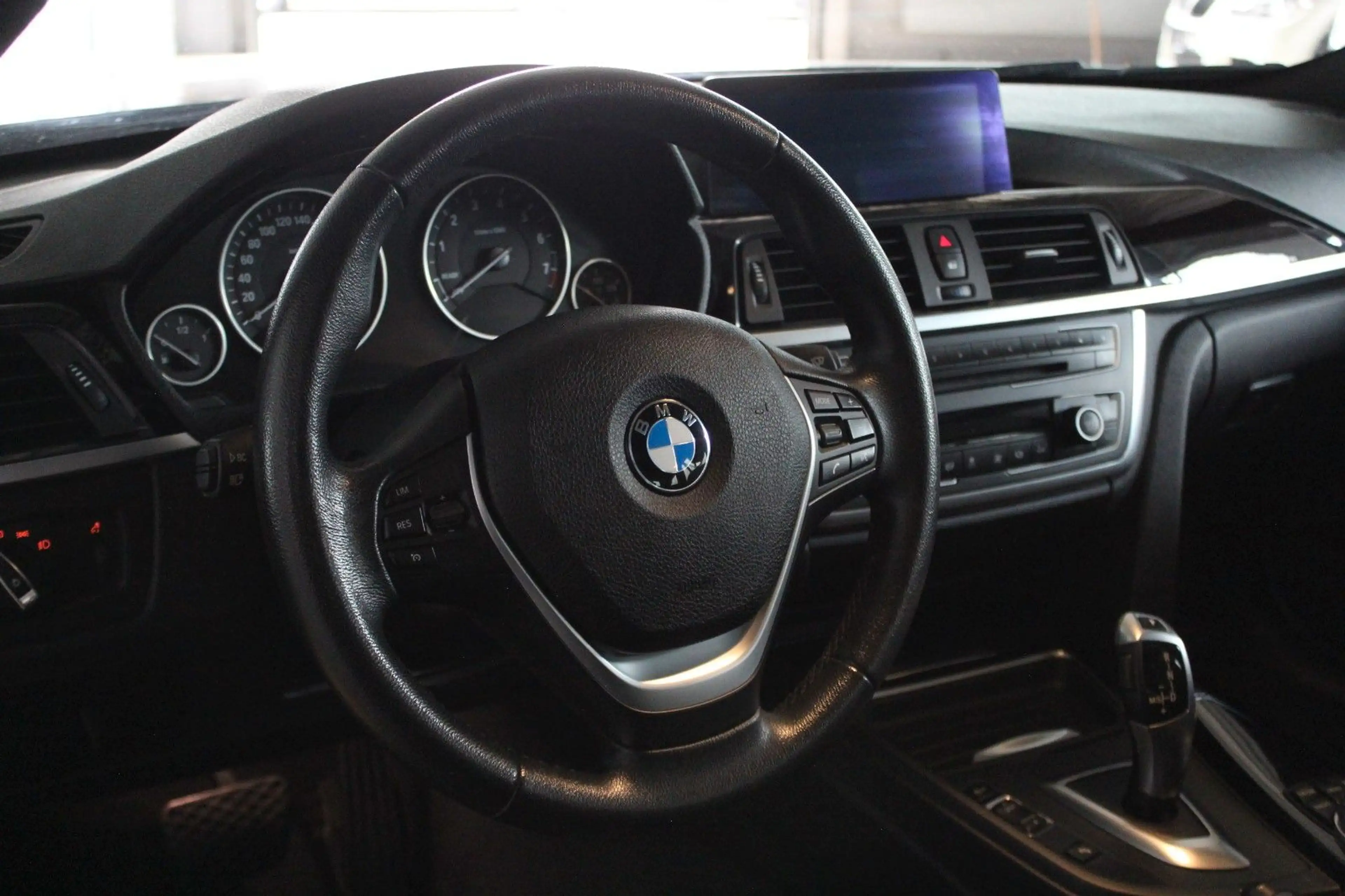 BMW 328 i Touring Luxury/Pano/DAB/Fernlichtassist. — photo 10