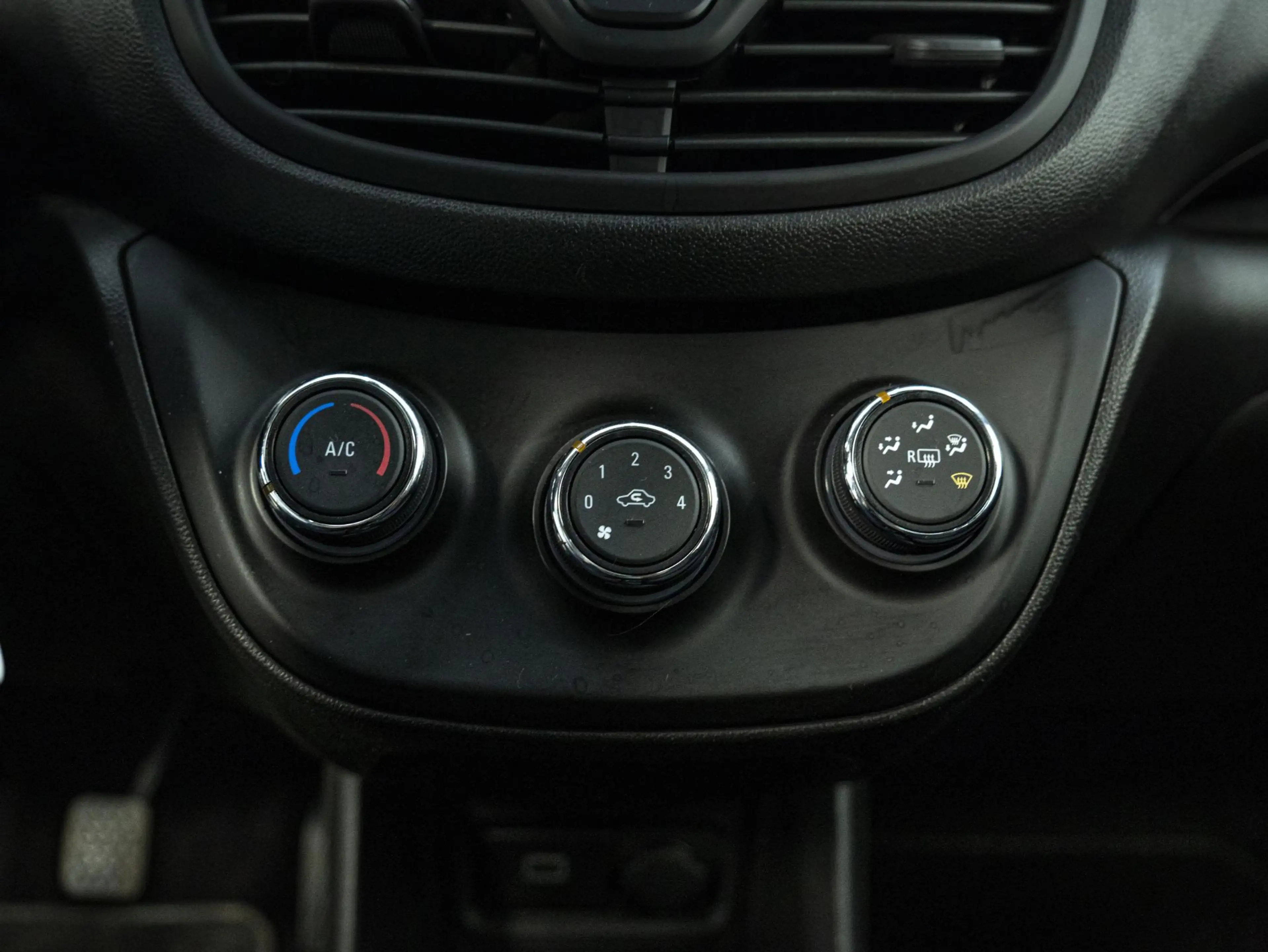 Opel Karl 1.0 ecoFLEX 120 Jaar Edition — photo 9