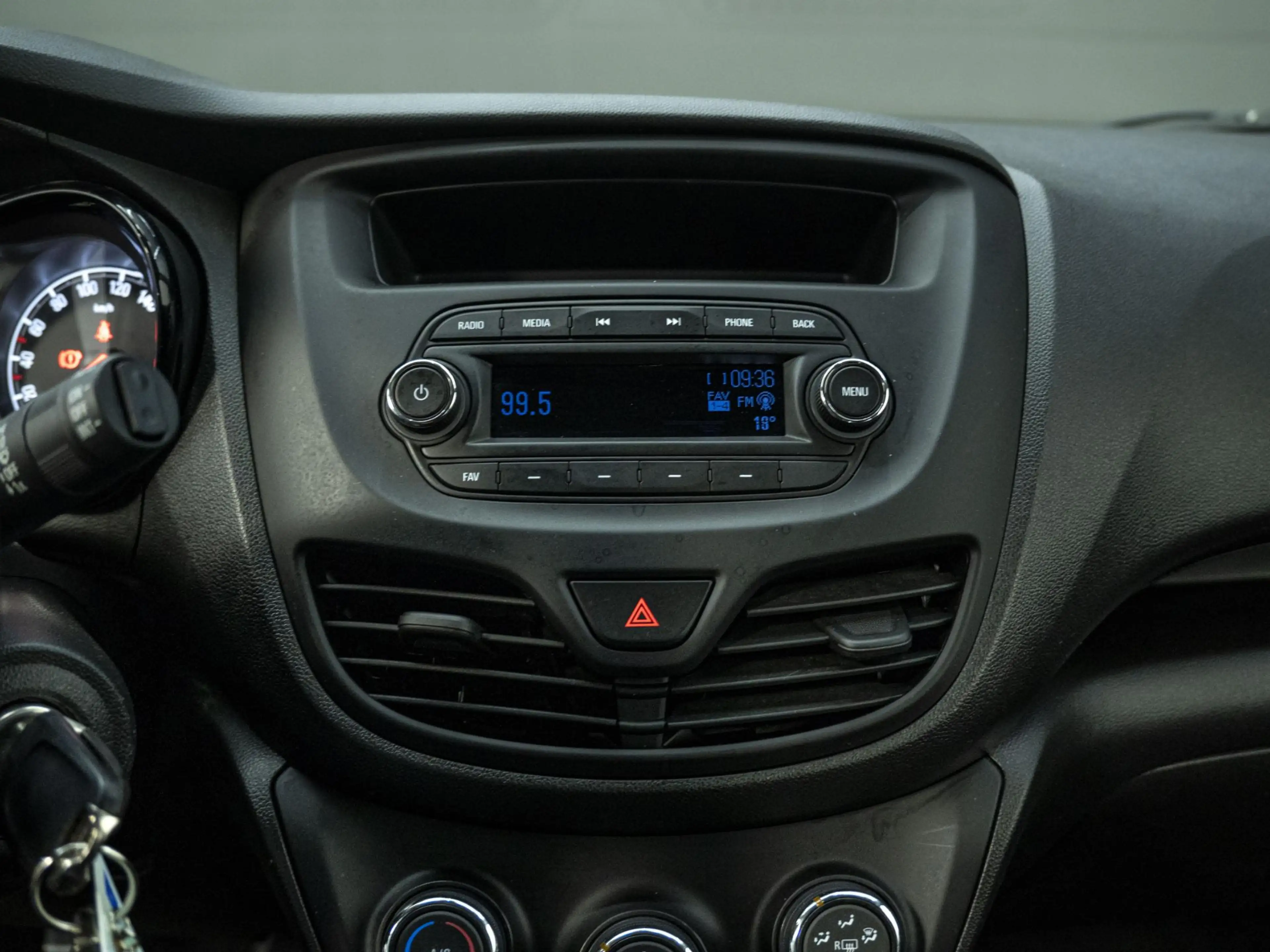 Opel Karl 1.0 ecoFLEX 120 Jaar Edition — photo 8