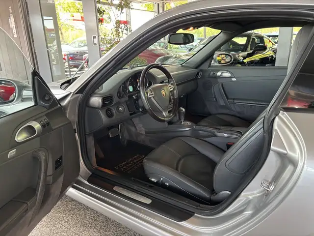 Porsche 911 view 11