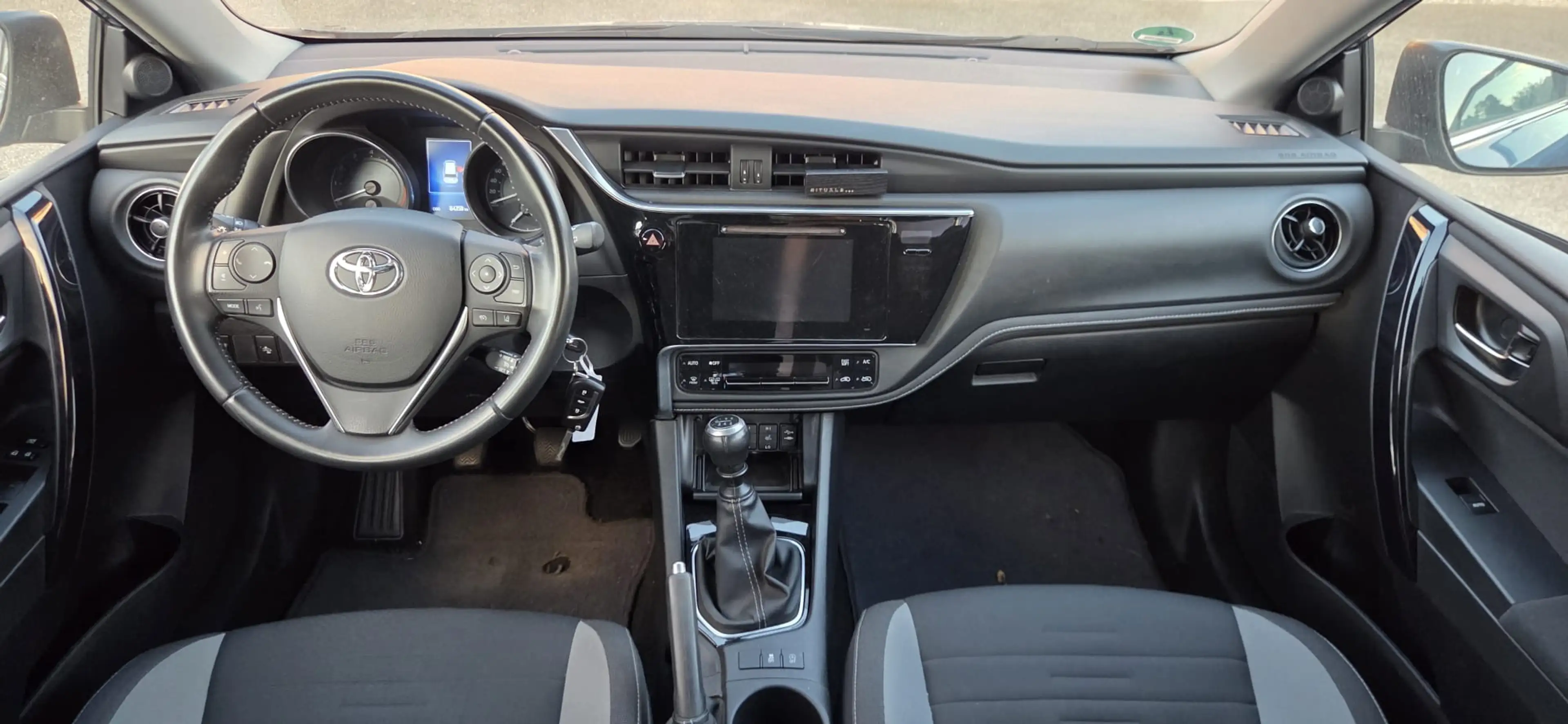 Toyota Auris Edition-S — photo 11