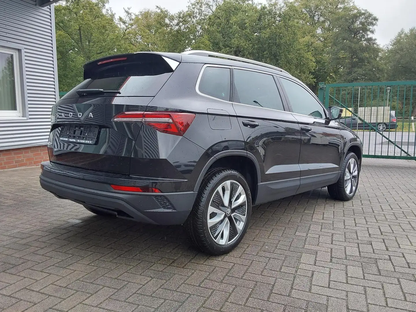 Skoda Karoq 1.5 TSI DSG Selection AHK/SHZ/LED/PDC 110 kW (1... Schwarz - 2