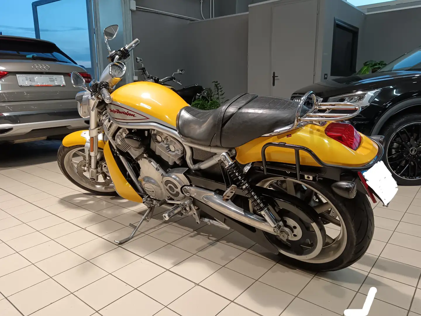 Harley-Davidson V-Rod žuta - 2