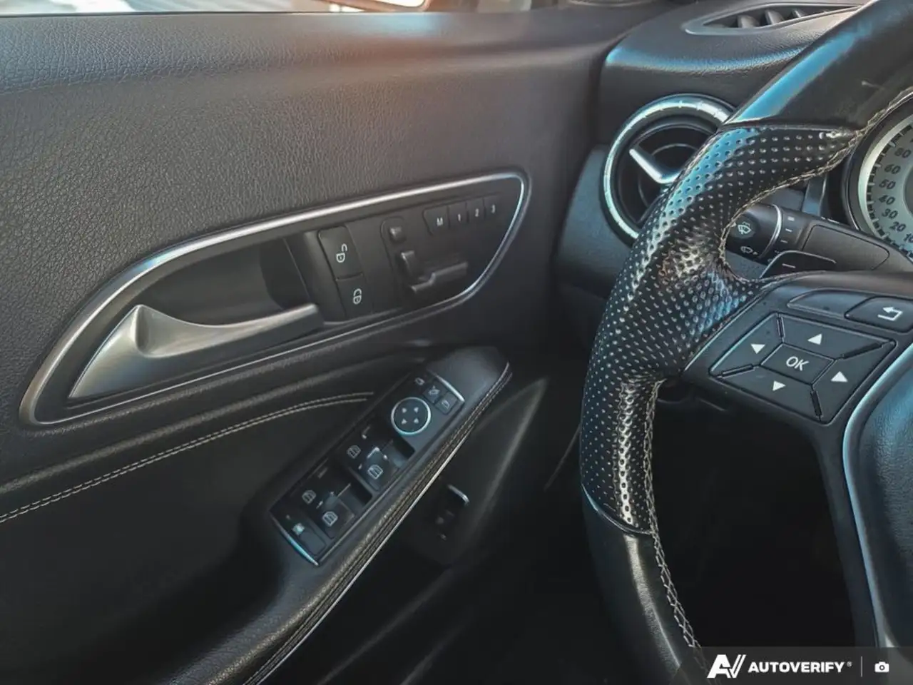 Mercedes-Benz CLA снимка Mercedes-Benz CLA