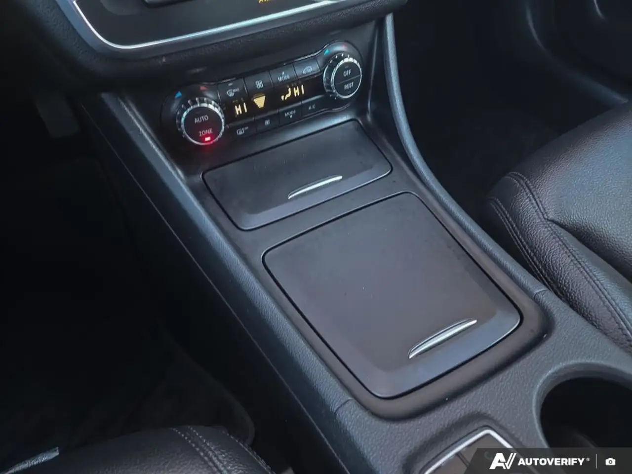 Mercedes-Benz CLA снимка Mercedes-Benz CLA