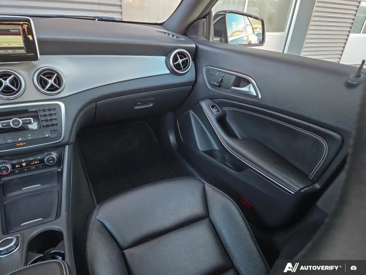 Mercedes-Benz CLA снимка Mercedes-Benz CLA