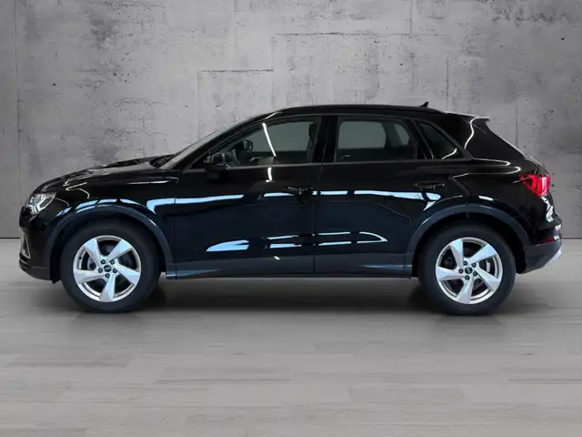 Audi Q3 view 3